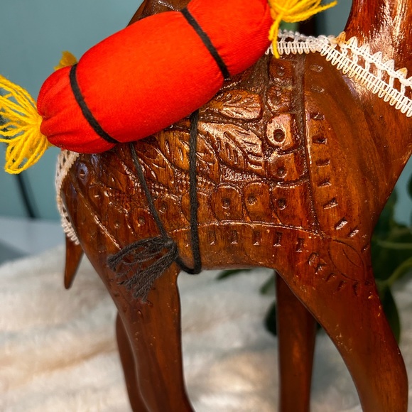 Solid wood carved camel - Picture 4 of 5
